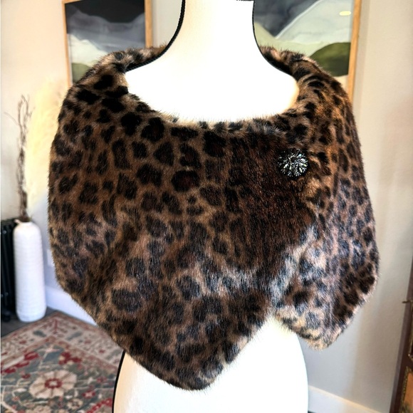 Tahari Leopard Faux Fur Cape - Picture 2 of 13